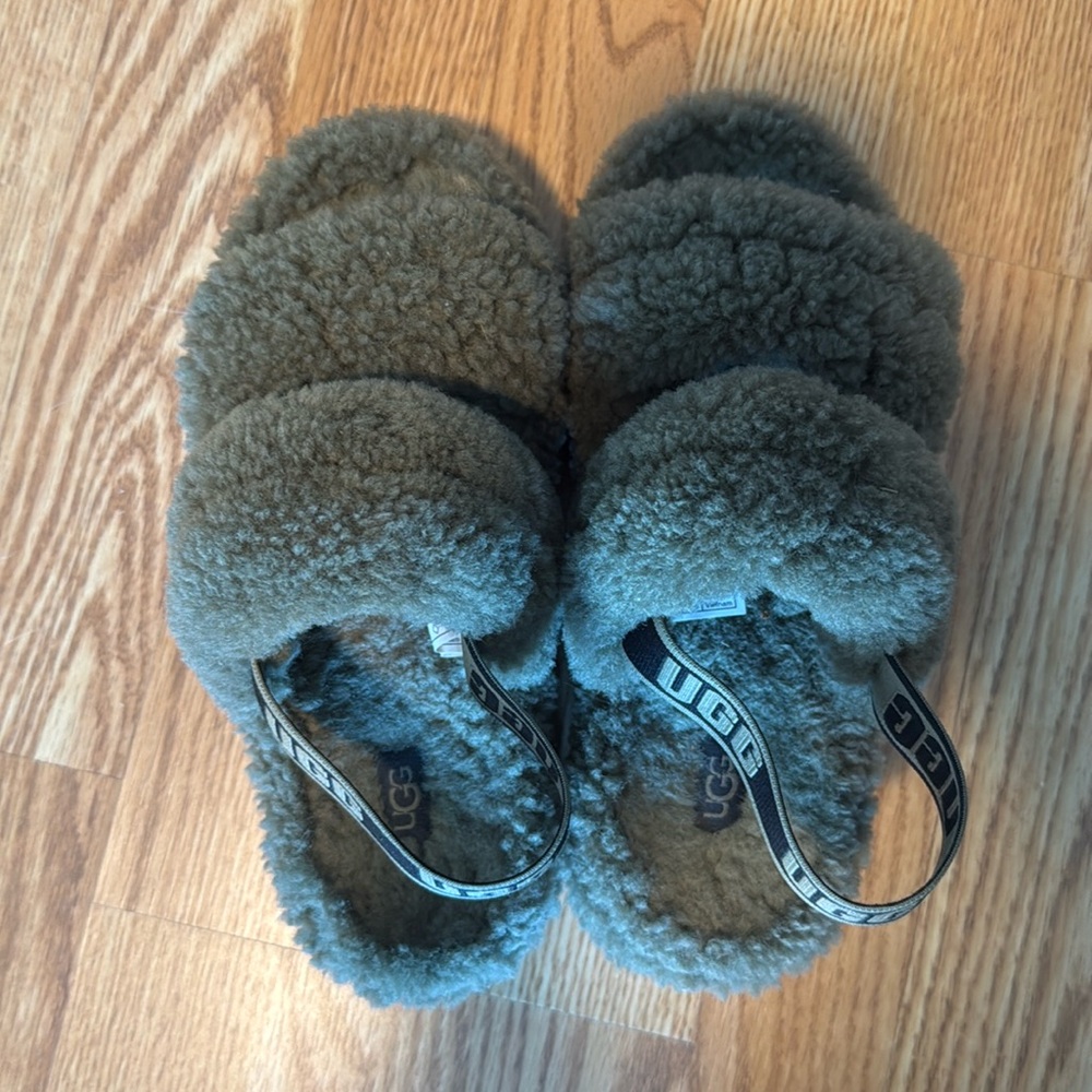 Ugg slippers sz 6